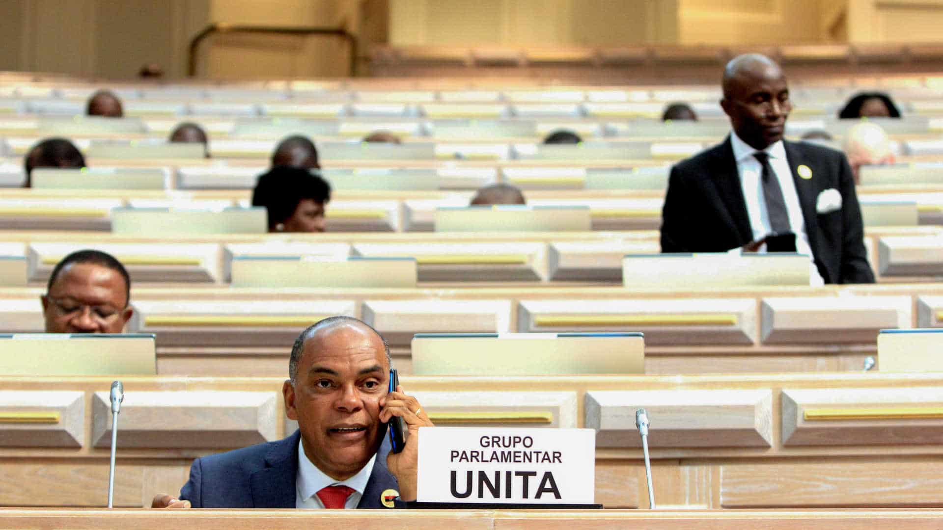 UNITA Grupo Parlamento com Adalberto ao Telefone (1) Foto.jpg